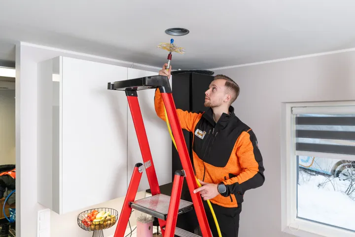 Ilmanvaihtokanavan harjapuhdistus asunnon poistoventtiilin kautta