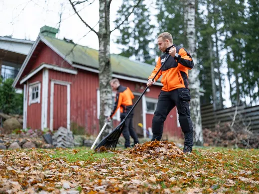 Kaksi Markun huoltomiestä siistii taloyhtiön pihaa