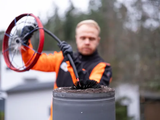 Markun nuohooja työskentelemässä omakotitalon katolla
