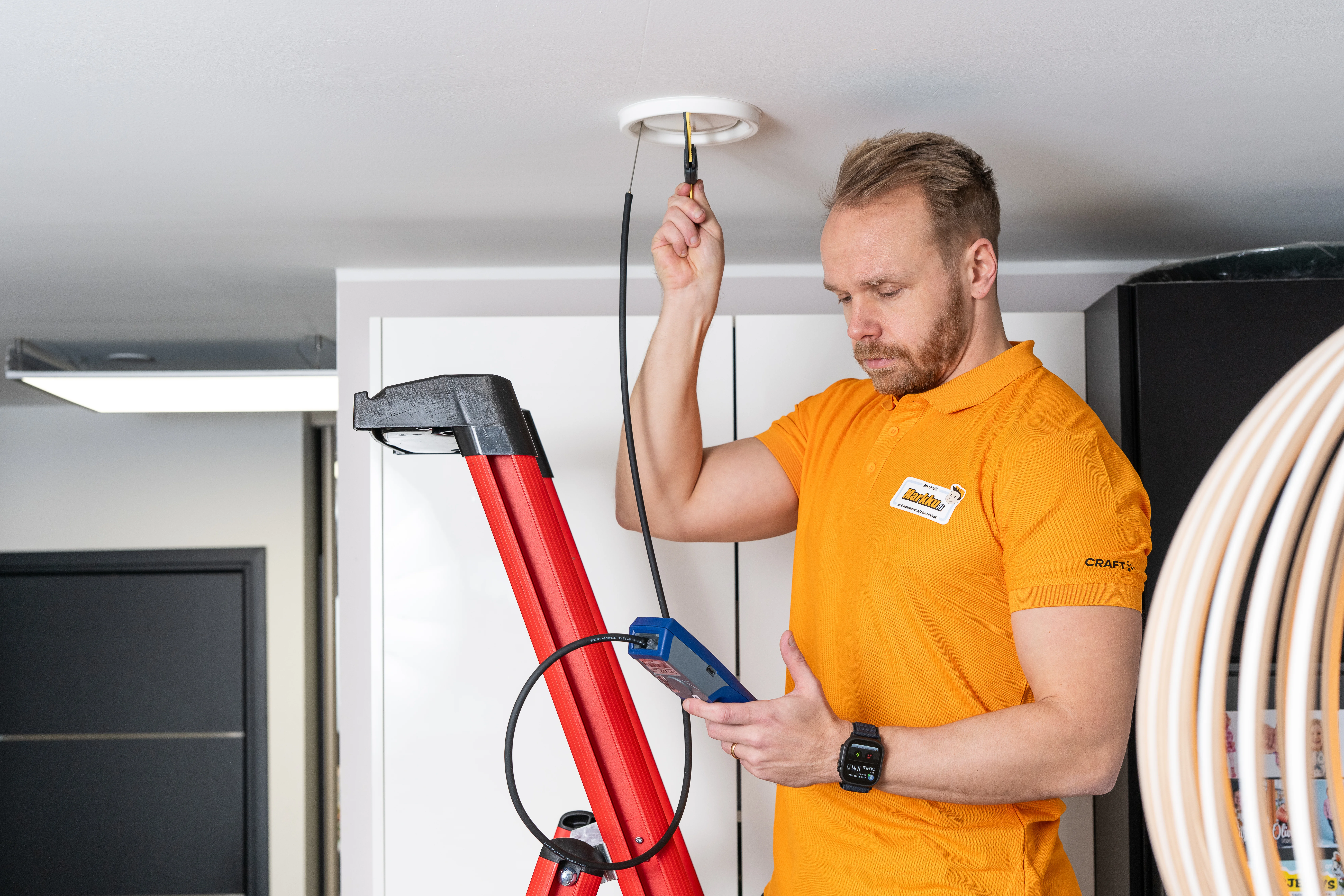 Sisäilman mittausta tekemässä